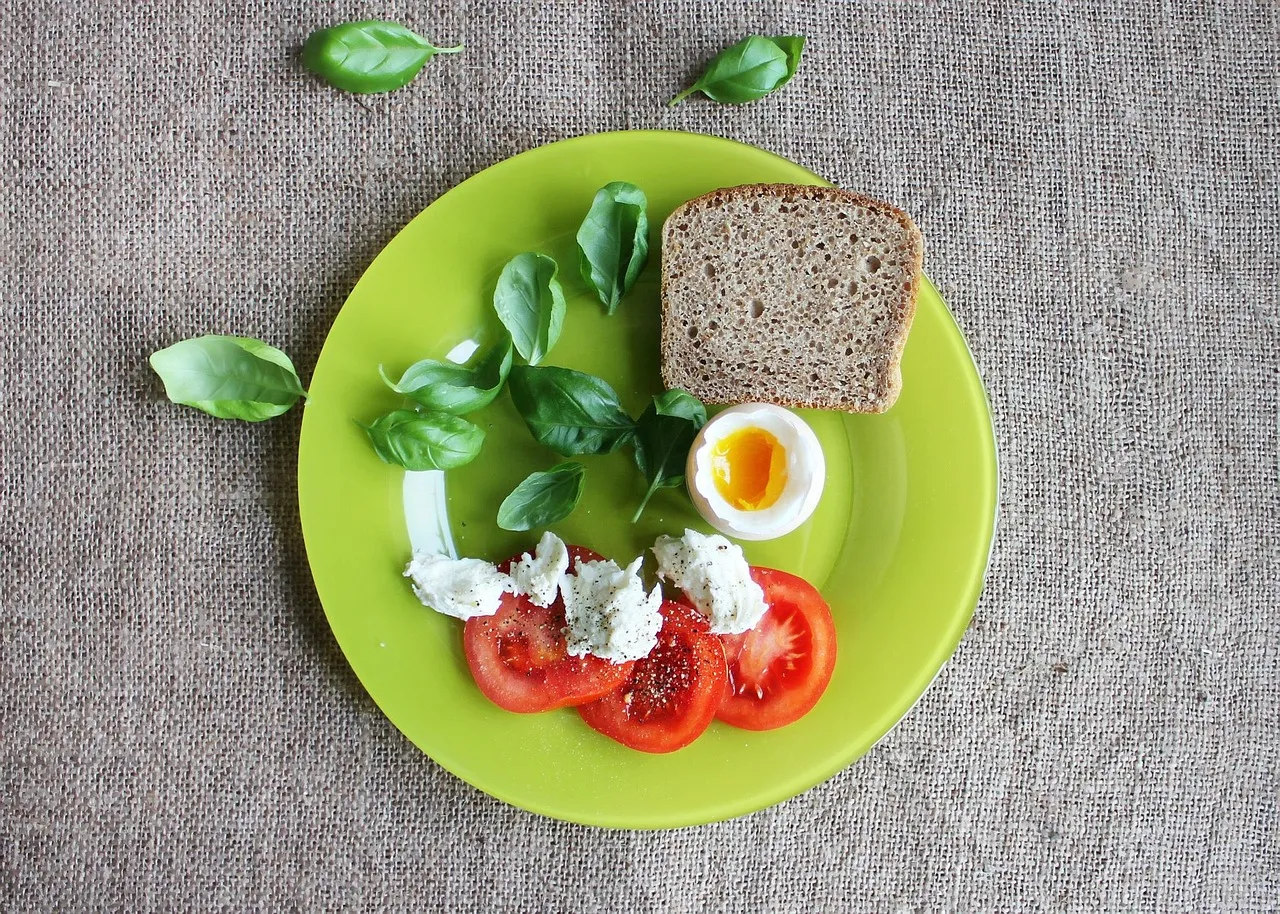 Huevos duros con queso fresco y pan integral