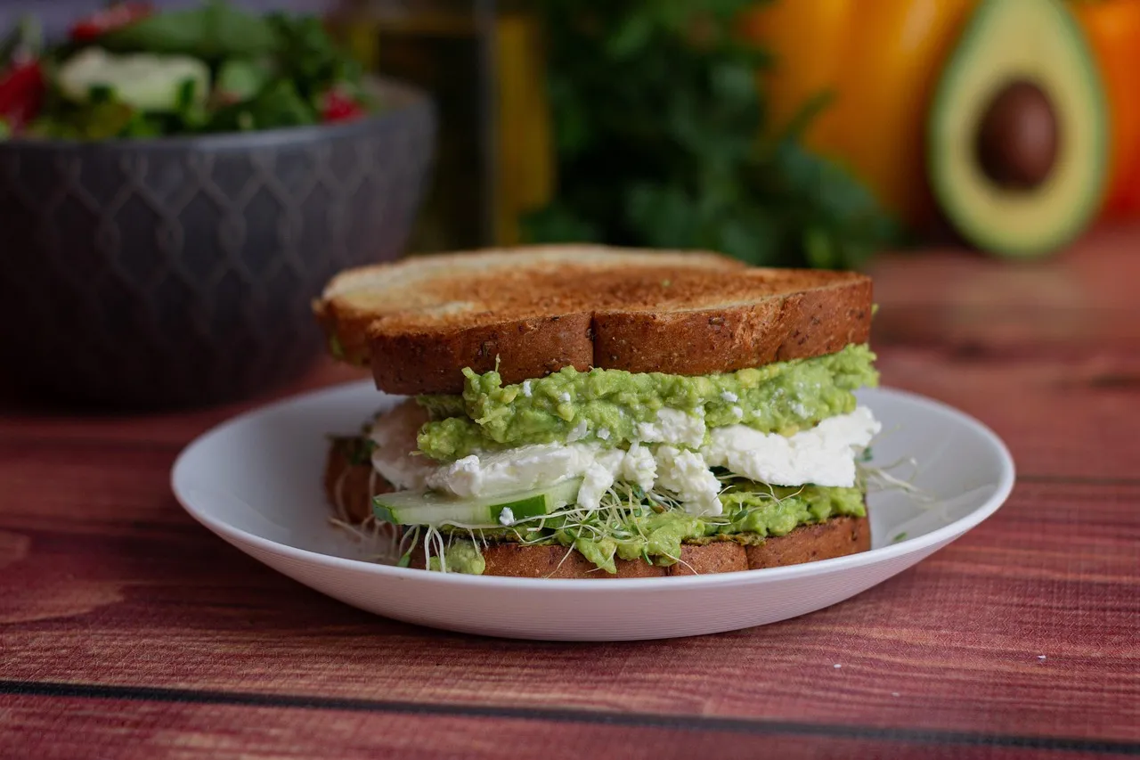 Plato de huevos revueltos con aguacate y pan integral