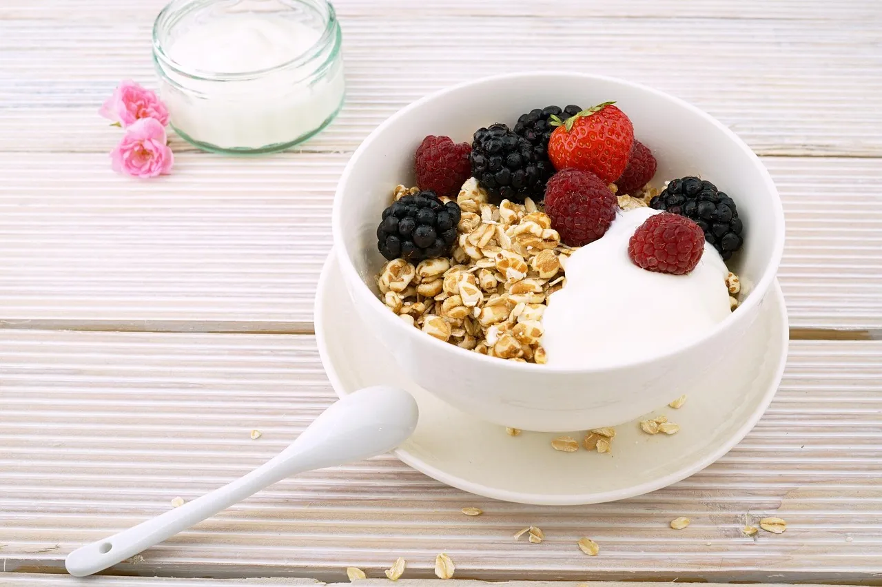 Bol de yogur griego natural con frutos rojos